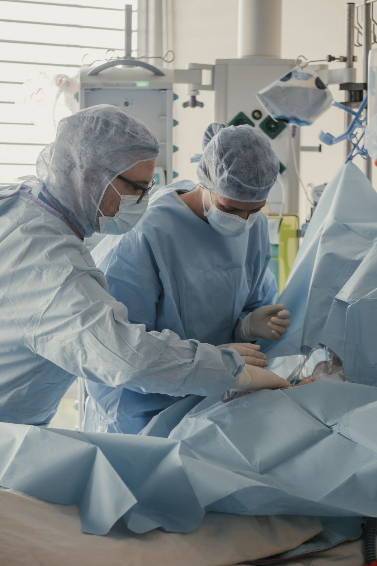 Medizinisches Personal bereitet eine Patientin auf die Narkose vor