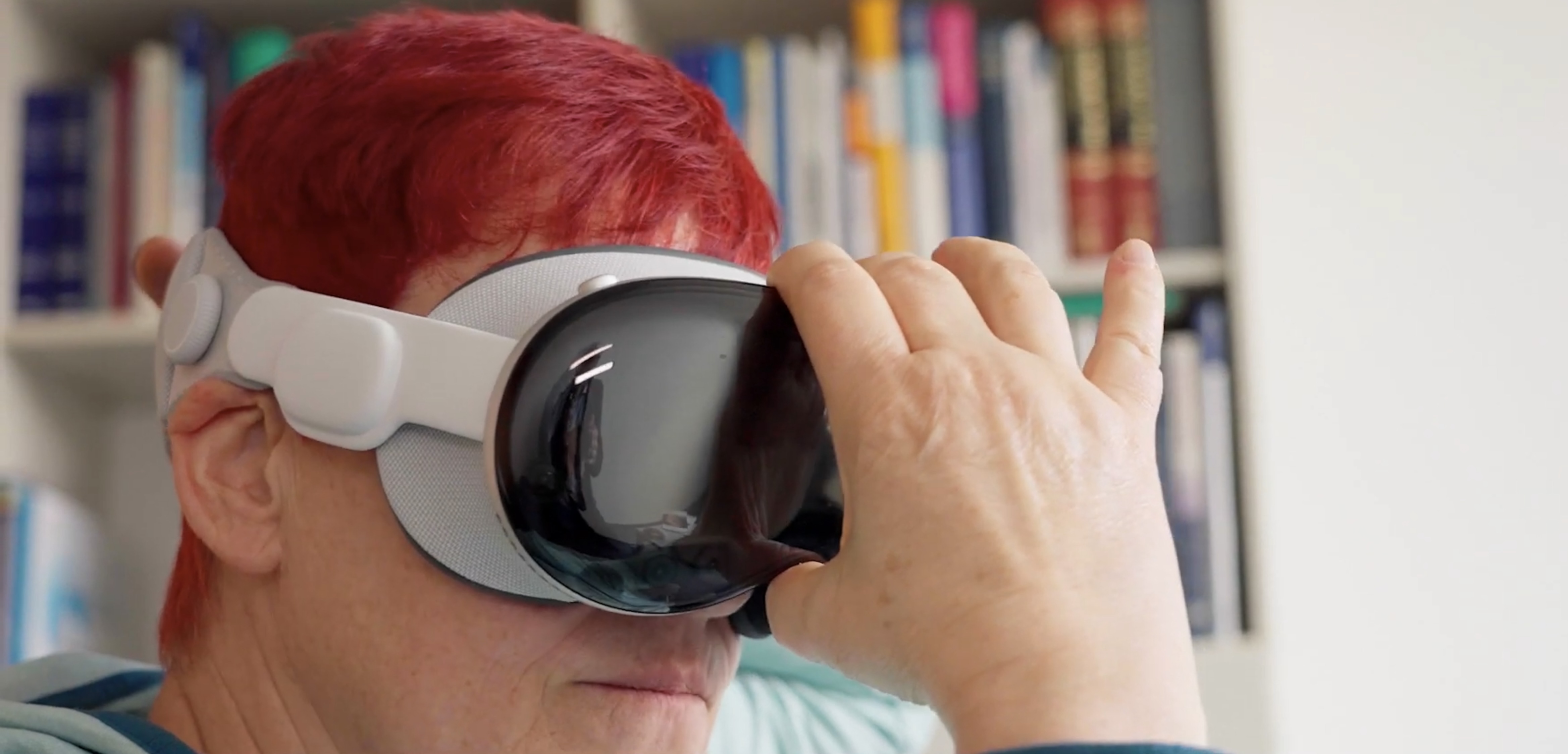 Person trägt ein VR-Headset zur Vorbereitung auf den Krankenhausaufenthalt