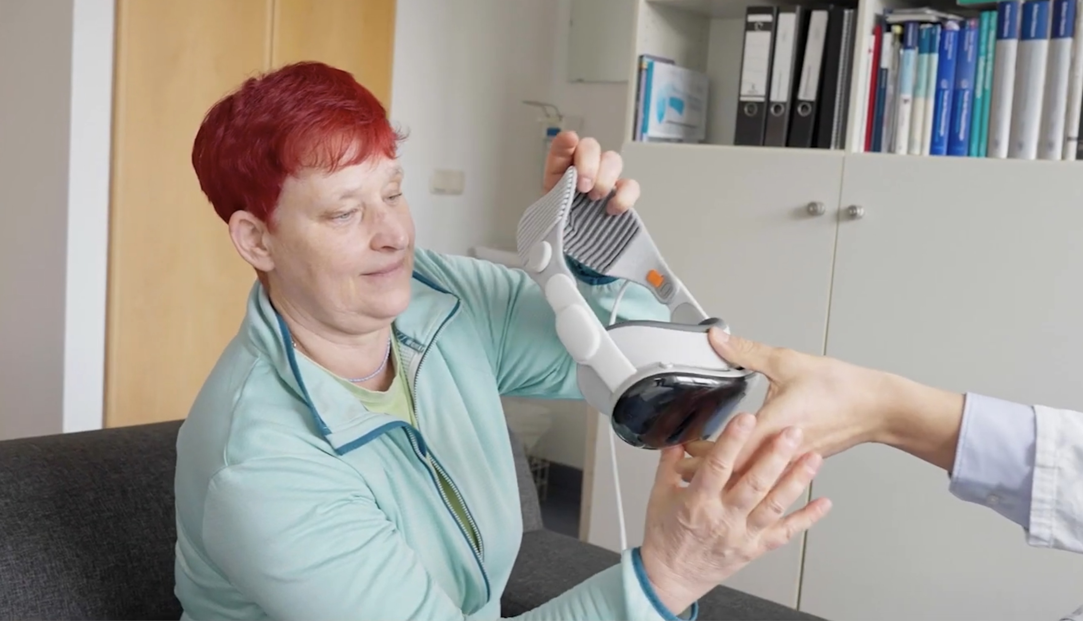 Pflegepersonal begleitet eine Patientin im Krankenhausflur